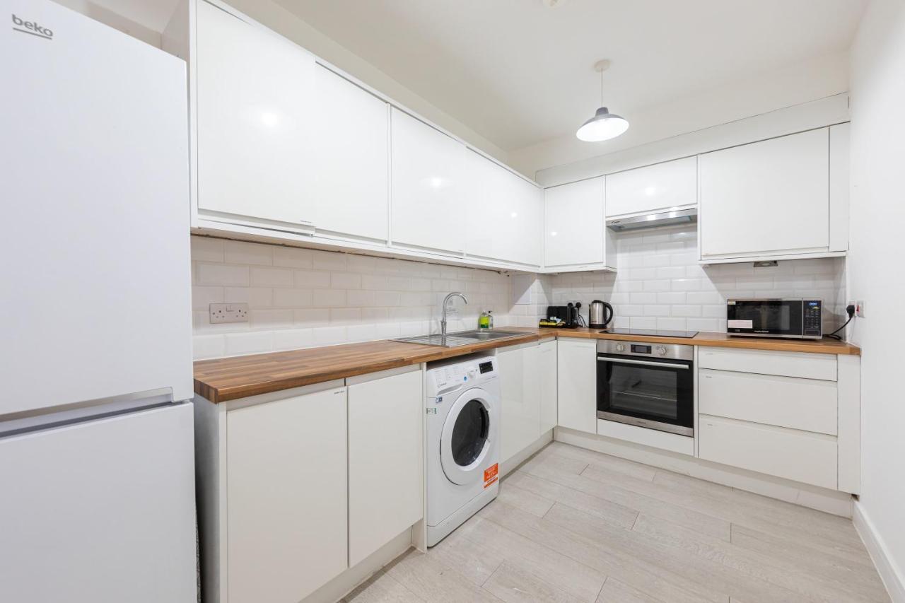 Cozy With Shared Kitchen And Laundry Area * Londra